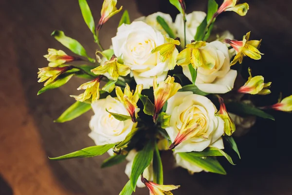 Ramo de flores de colores. rosas. tulipanes. cumpleaños, Pascua, día de la madre, día de San Valentín, saludos, felicitaciones . —  Fotos de Stock