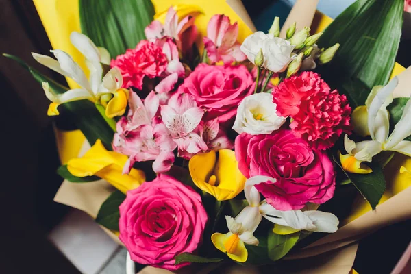 Színes virágok-csokor. rózsák. tulipán. Húsvét, anyák napja, Valentin-nap, boldog születésnapot, Gratulálunk. — Stock Fotó