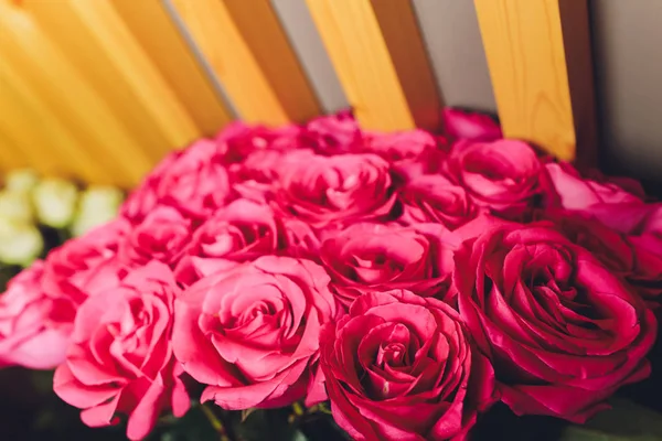 Kleurrijke bloemen boeket. rozen. tulpen. verjaardag, Pasen, moeders, valentines dag, greetings, gefeliciteerd. — Stockfoto