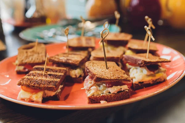 Mini Club sendvič s kuřecím majákem šunka, vaječný salát studené řezy Brioche sendviče na catering, seminář, přestávka na kávu, snídaně, oběd, večeře, bufet a setkání skupiny. — Stock fotografie