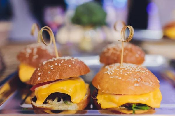 Mini hambúrgueres, mini hambúrgueres, comida de festa, alimentos para dedos, controles deslizantes . — Fotografia de Stock