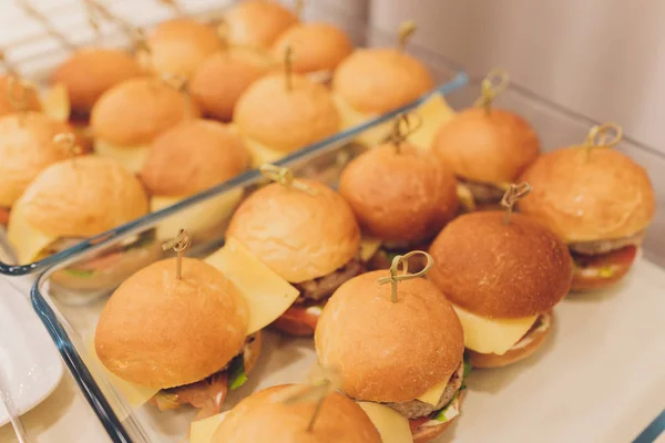 Mini hamburguesas, mini hamburguesas, comida de fiesta, comida para los dedos, deslizadores . — Foto de Stock