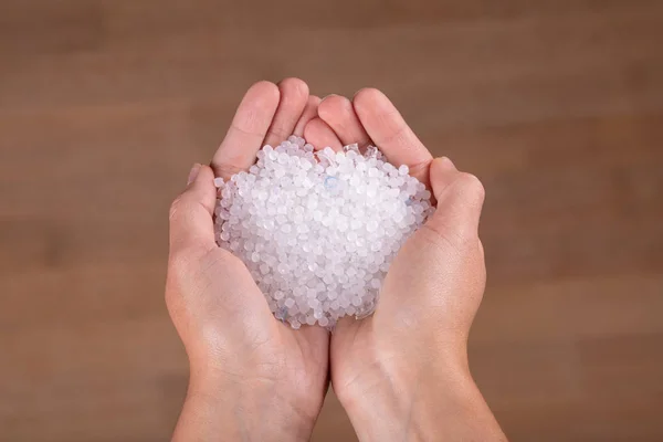 Parmak ucunda küçük plastik topaklar var. Mikro plastik. Hava kirliliği. — Stok fotoğraf