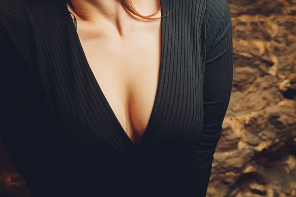 Decollete, female breast. Neckline black dress and fur collar. — Stock Photo, Image