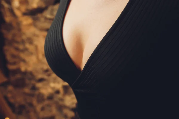 Decotado, peito feminino. Decote vestido preto e gola de pele . — Fotografia de Stock