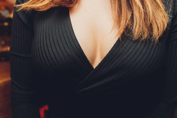 Decollete, female breast. Neckline black dress and fur collar. — Stock Photo, Image