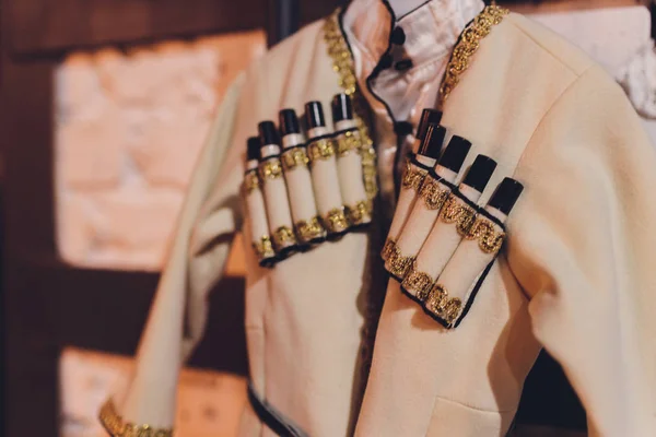 Detalle del traje nacional del montañés caucásico, bolsillos para los cargos de rifle, circasiano . — Foto de Stock