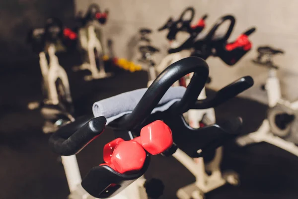 Healthy lifestyle concept. Spinning class with empty bikes. fitness, sport, training. — Stock Photo, Image