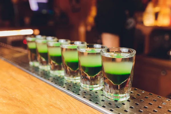 Barman hace tragos alcohólicos con ron y licor. — Foto de Stock