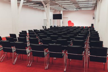 Toplantı odasındaki siyah modern koltuklar. Konferans salonu ya da iş salonu. seçici odak