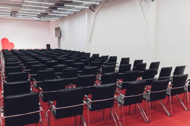 Toplantı odasındaki siyah modern koltuklar. Konferans salonu ya da iş salonu. seçici odak