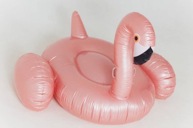 Beyaz arka planda pembe şişirilebilir flamingo başlıklı yaz eğlencesi konsepti.