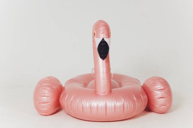 Beyaz arka planda pembe şişirilebilir flamingo başlıklı yaz eğlencesi konsepti.