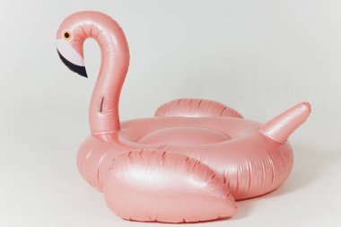 Beyaz arka planda pembe şişirilebilir flamingo başlıklı yaz eğlencesi konsepti.
