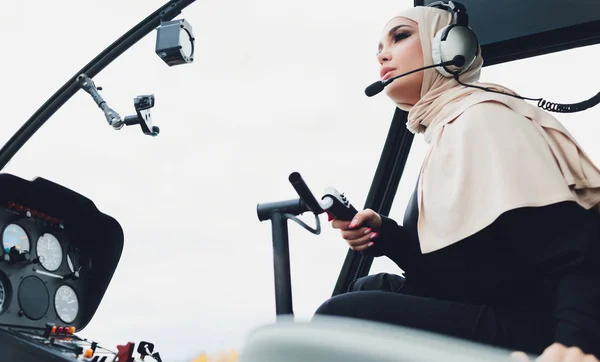 Elegante mujer árabe musulmana de negocios cerca del helicóptero. Negocios, éxito y concepto de lujo . —  Fotos de Stock