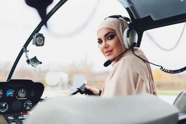 Elegante mujer árabe musulmana de negocios cerca del helicóptero. Negocios, éxito y concepto de lujo . —  Fotos de Stock