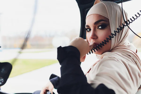 Elegante mujer árabe musulmana de negocios cerca del helicóptero. Negocios, éxito y concepto de lujo . — Foto de Stock