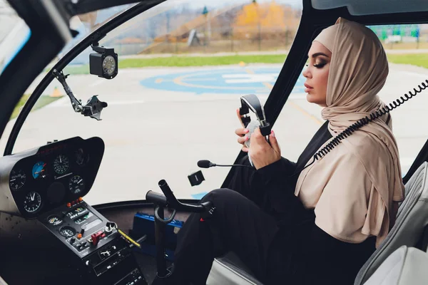 Elegante mujer árabe musulmana de negocios cerca del helicóptero. Negocios, éxito y concepto de lujo . —  Fotos de Stock