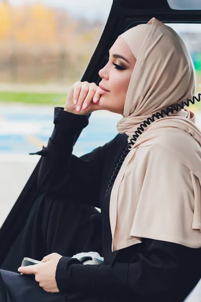 Элегантная бизнес-мусульманка-араб возле вертолета. Бизнес, успех и роскошная концепция . — стоковое фото
