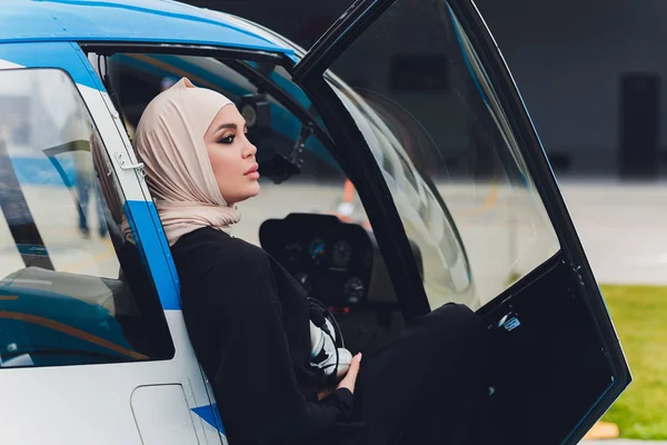 Elegante mujer árabe musulmana de negocios cerca del helicóptero. Negocios, éxito y concepto de lujo . —  Fotos de Stock