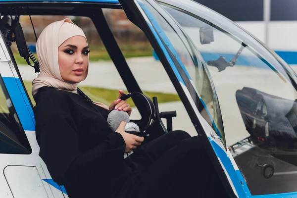Elegante mujer árabe musulmana de negocios cerca del helicóptero. Negocios, éxito y concepto de lujo . — Foto de Stock