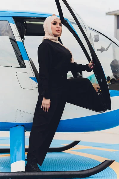 Elegante muslimische Geschäftsfrau in der Nähe des Hubschraubers. Business, Erfolg und Luxus-Konzept. — Stockfoto