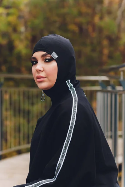 Hijab girl exercising on walkway bridge in early morning. Muslim woman wearing sports clothes doing stretching workout outdoors. — Stock Photo, Image