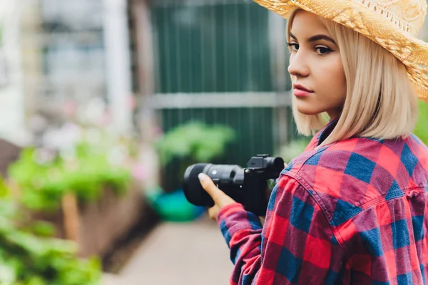 Beautiful female photographer posing with mirrorless camera. — ストック写真