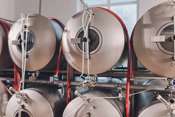 ビール醸造所金属容量機器工場ワーク ショップ. — ストック写真
