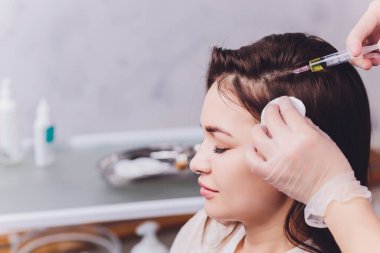 İğne Mezoterapi. Kozmetik kadının içinde baş enjekte edilmiş. Saç ve diğerlerinin gelişimi güçlendirmek için itme.