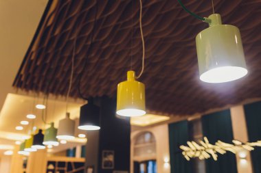 Alışveriş merkezinin aydınlatmalı fütüristik tavanında modern ışık.