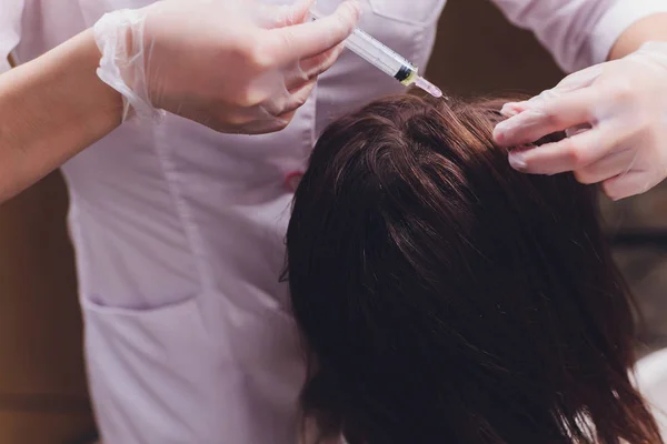 针美速疗法。化妆品被注射在女人的头。推力，加强头发和他们的成长. — 图库照片