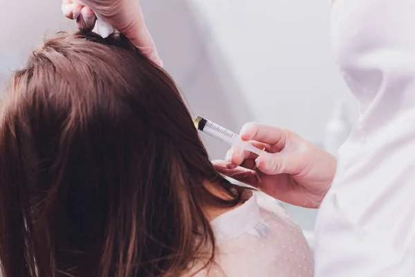 Nadelmesotherapie. Kosmetika in den Kopf der Frau gespritzt worden. Schub zur Stärkung der Haare und ihres Wachstums. — Stockfoto