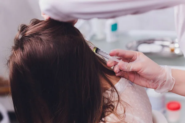 सुई मेसोथेरपी. महिलांच्या डोक्यात कॉस्मेटिक इंजेक्शन देण्यात आले. केस आणि त्यांची वाढ मजबूत करण्याचा जोर . — स्टॉक फोटो, इमेज