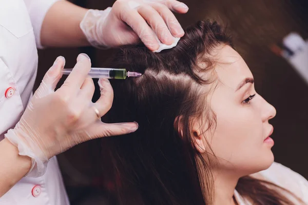 İğne Mezoterapi. Kozmetik kadının içinde baş enjekte edilmiş. Saç ve diğerlerinin gelişimi güçlendirmek için itme.