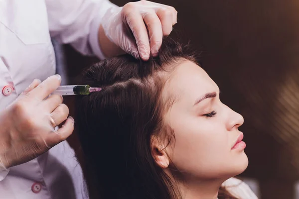 Nålen mesotherapy. Kosmetiska injicerats i kvinnans huvud. Dragkraft för att stärka hår och deras tillväxt. — Stockfoto