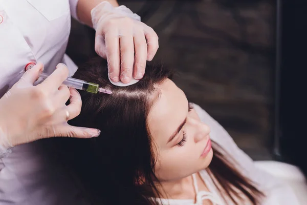 Mesoterapia com agulhas. Cosméticos foram injetados na cabeça das mulheres. Impulso para fortalecer o cabelo e seu crescimento . — Fotografia de Stock