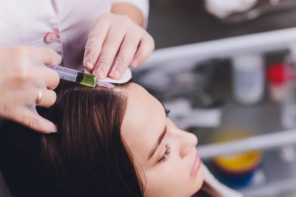 Mesoterapia com agulhas. Cosméticos foram injetados na cabeça das mulheres. Impulso para fortalecer o cabelo e seu crescimento . — Fotografia de Stock