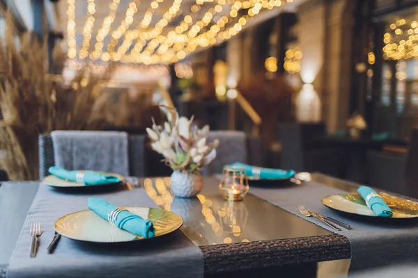 Красиво обслуживаемый стол в ресторане Luxury holiday place . — стоковое фото