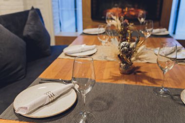 Lüks bir tatil yerinde çok güzel servis edilen bir masa..