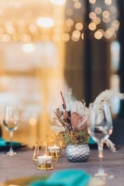 Lüks bir tatil yerinde çok güzel servis edilen bir masa..