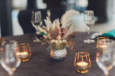 Lüks bir tatil yerinde çok güzel servis edilen bir masa..