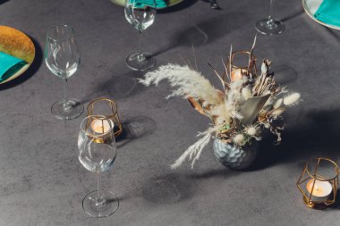 Lüks bir tatil yerinde çok güzel servis edilen bir masa..