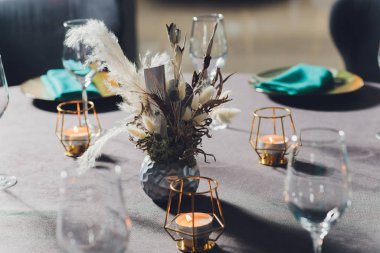 Lüks bir tatil yerinde çok güzel servis edilen bir masa..