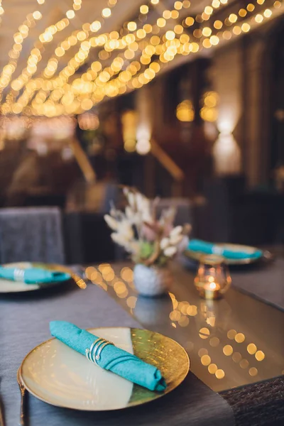 Table magnifiquement servie dans un restaurant Lieu de vacances de luxe . — Photo