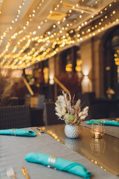 Prachtig geserveerd tafel in een restaurant Luxe vakantiewoning. — Stockfoto