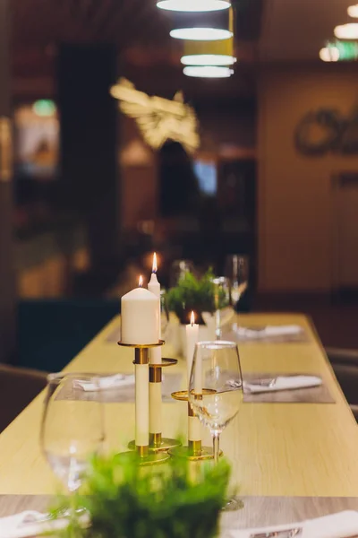 Pięknie serwowany stół w restauracji Luksusowe miejsce na wakacje. — Zdjęcie stockowe