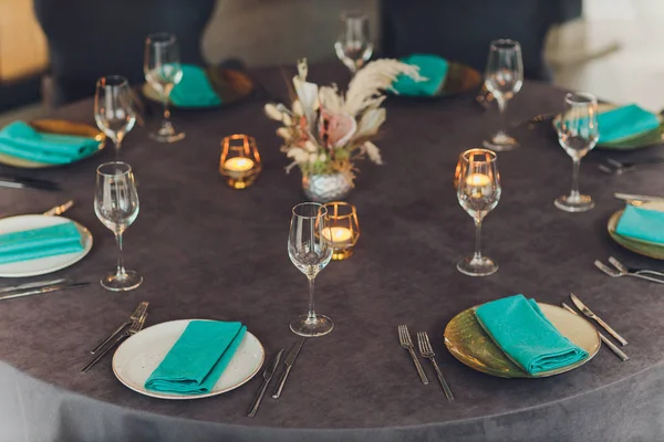 Table magnifiquement servie dans un restaurant Lieu de vacances de luxe . — Photo