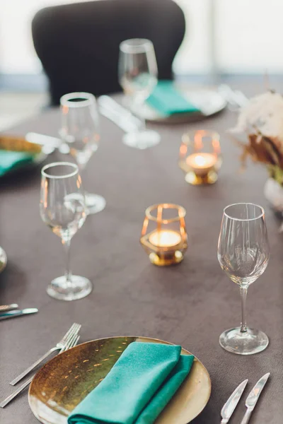 Gyönyörűen felszolgált asztal egy étteremben Luxus nyaralóhely. — Stock Fotó