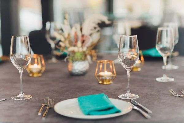 Gyönyörűen felszolgált asztal egy étteremben Luxus nyaralóhely. — Stock Fotó